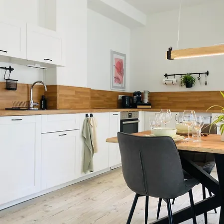 Studioimodernizentrumiwlaniparkplatzidisneyplus * לובן